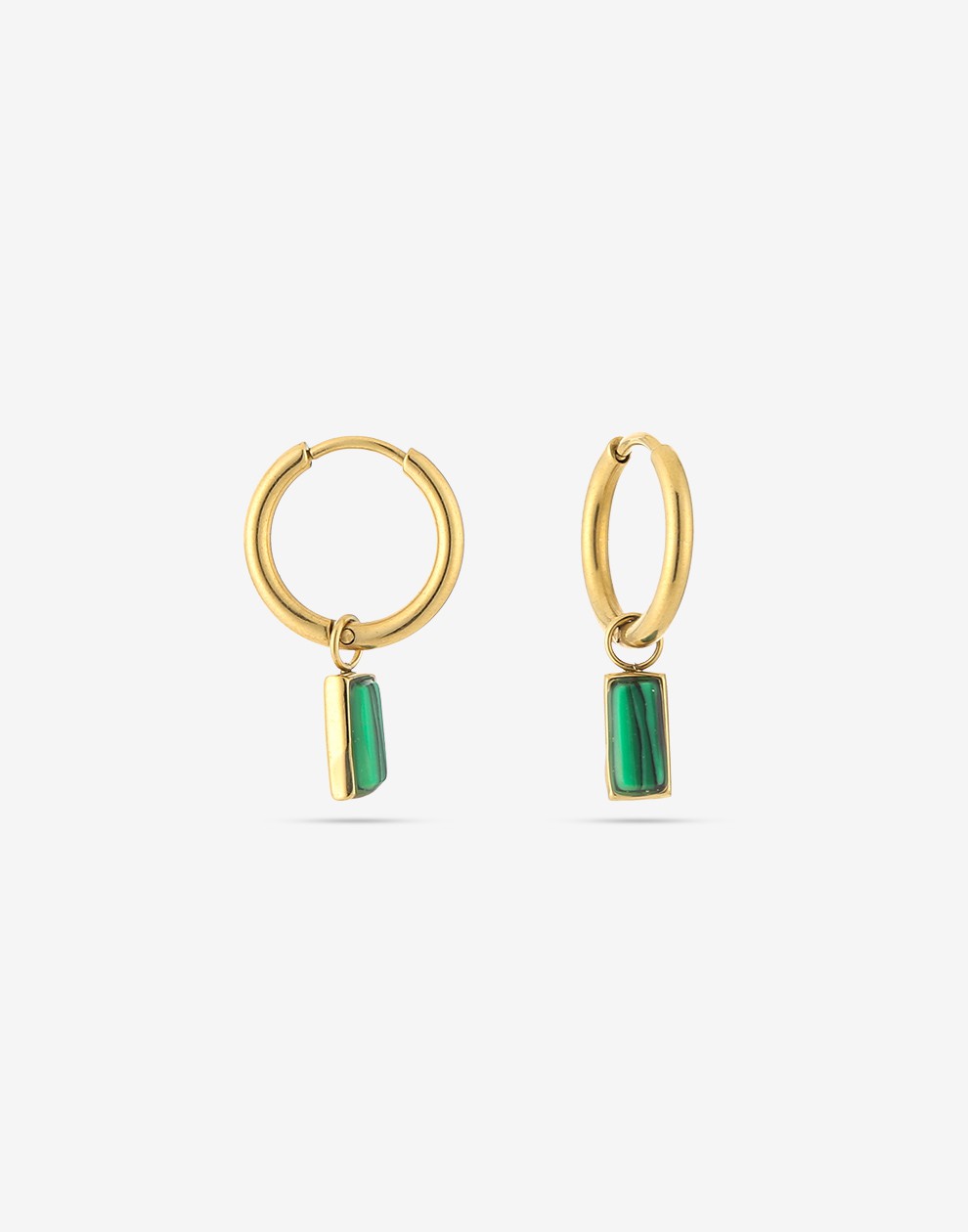 goudkleurigen oorringen met hanger groene steen