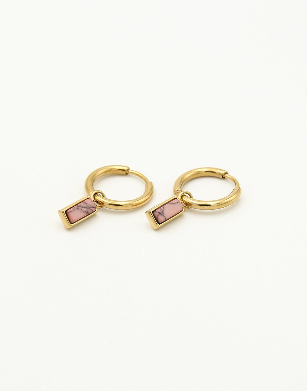 goudkleurigen oorringen met hanger roze steen
