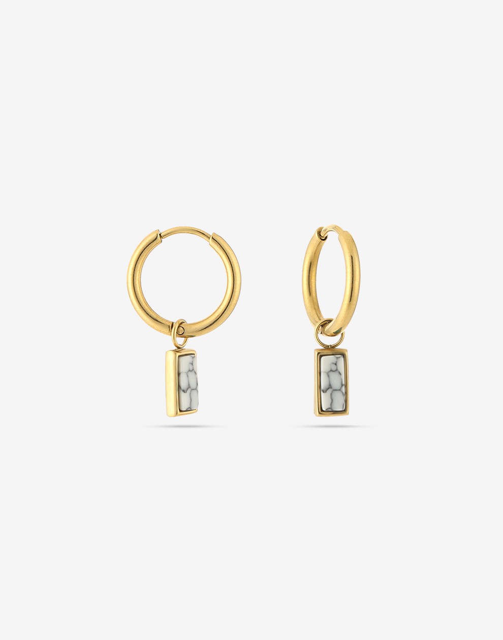 goudkleurigen oorringen met hanger witte marmer steen