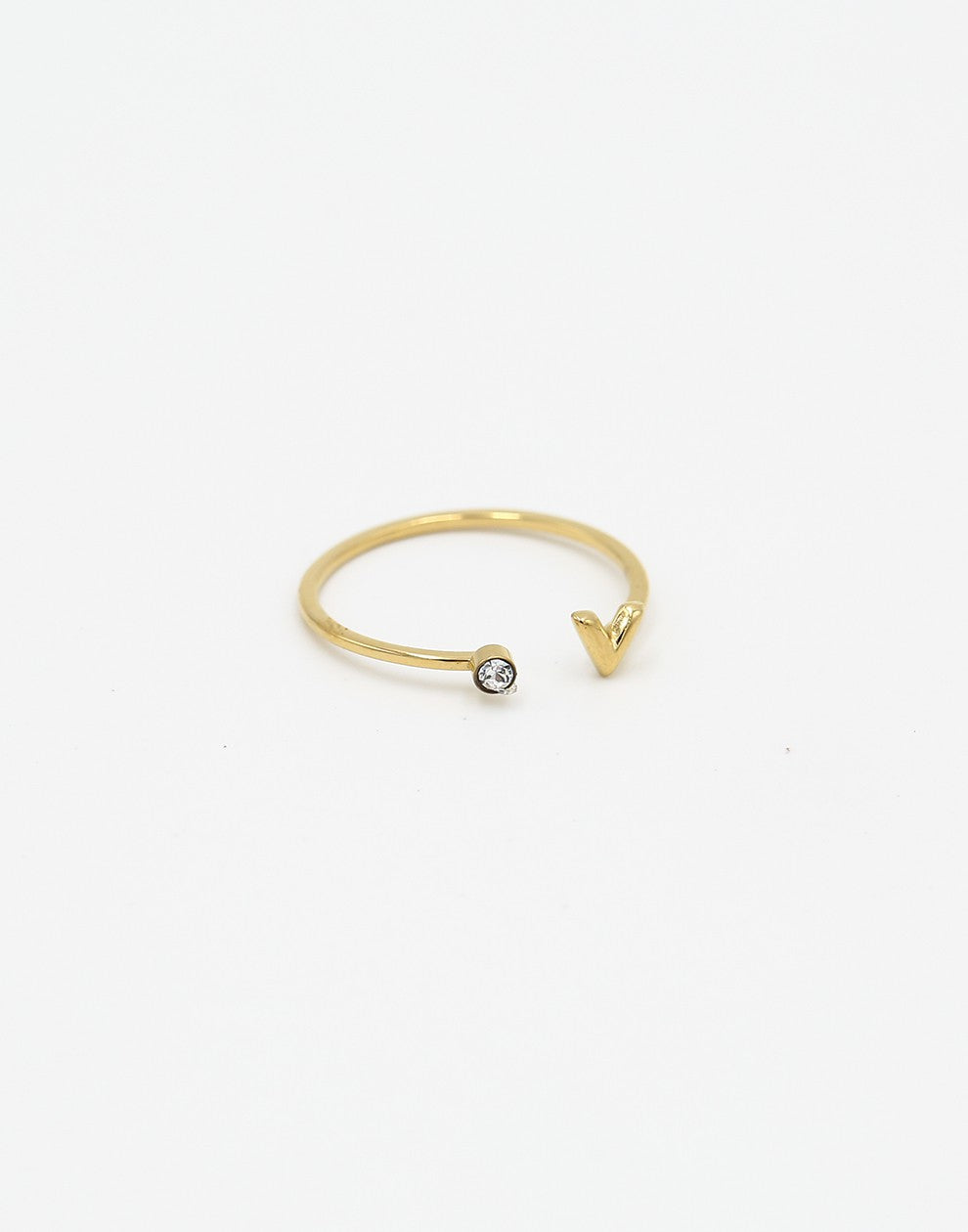 Ring V met steentje goudkleurig