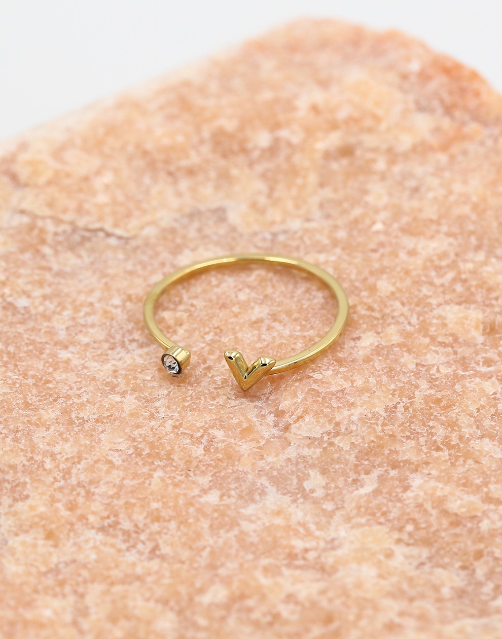 Ring V met steentje goudkleurig