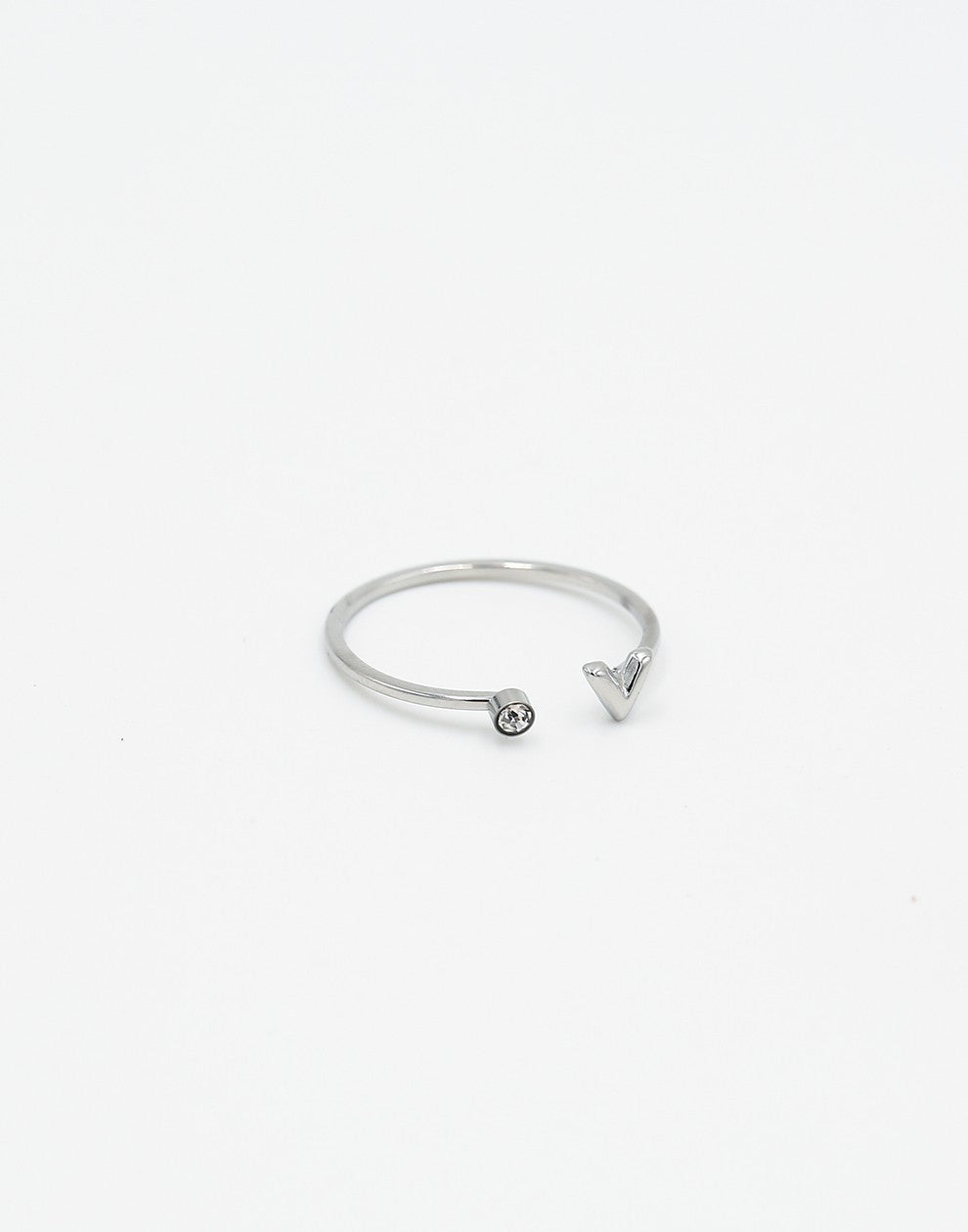 Ring V met steentje zilverkleurig