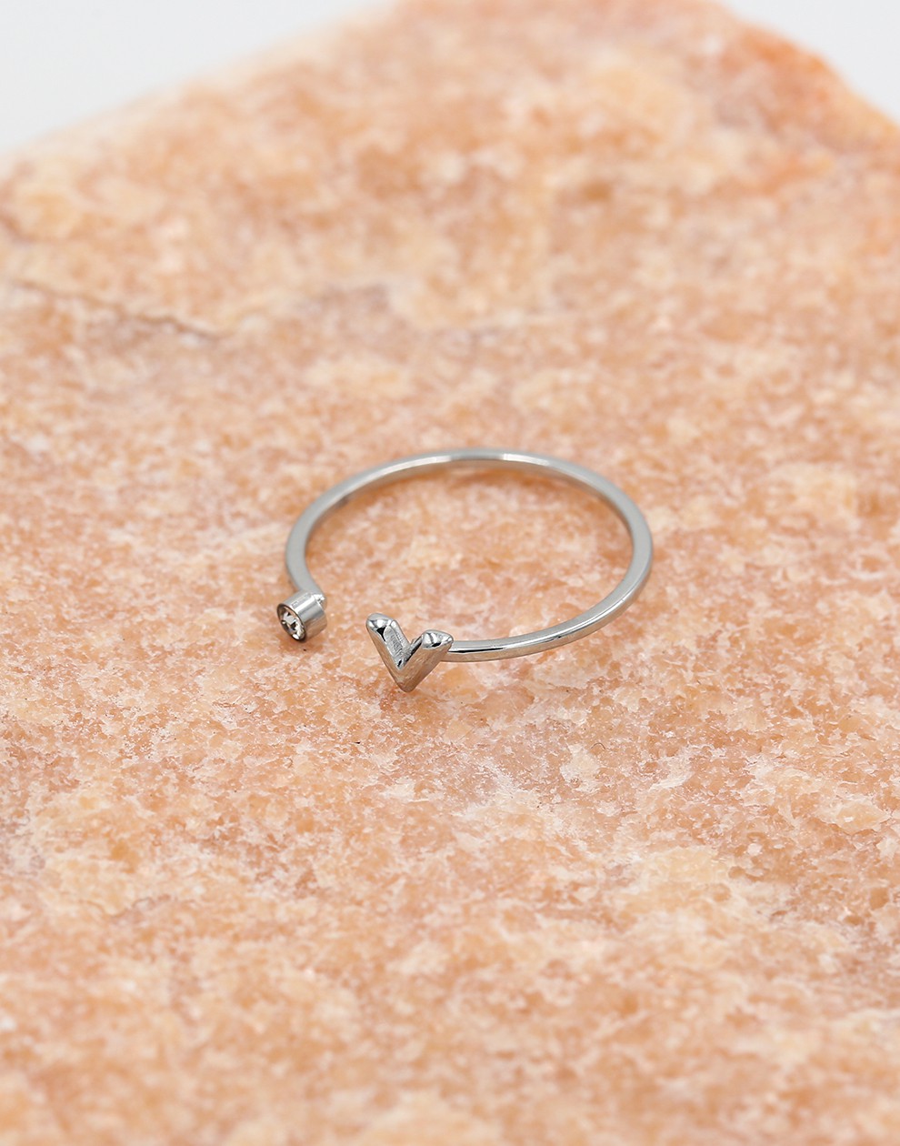 Ring V met steentje zilverkleurig