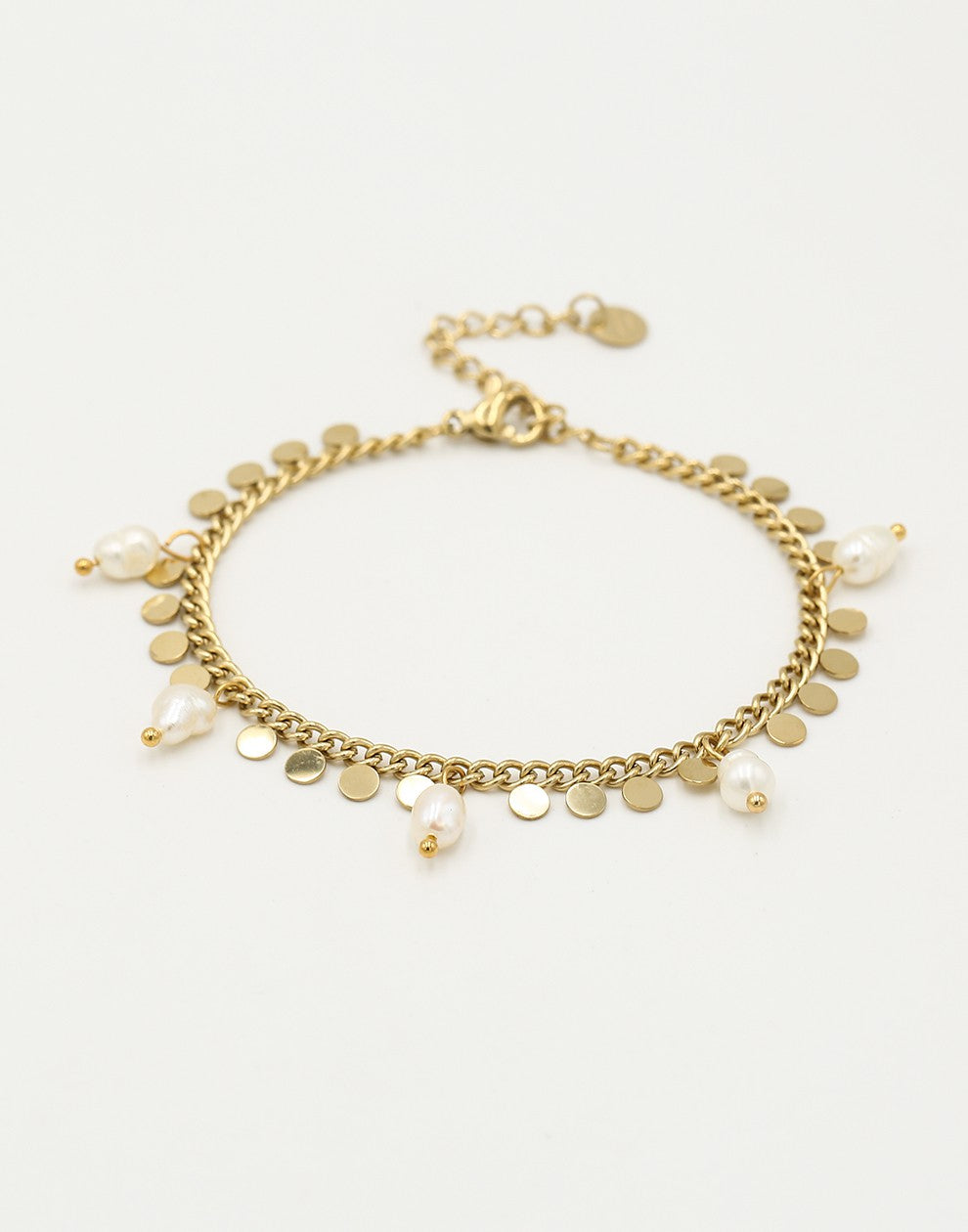 Armband met goudkleurigen muntjes en parels