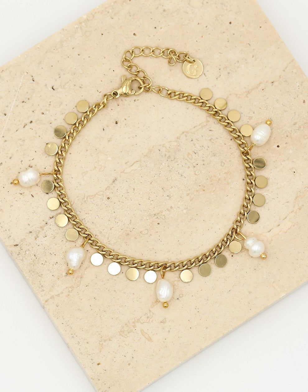 Armband met goudkleurigen muntjes en parels