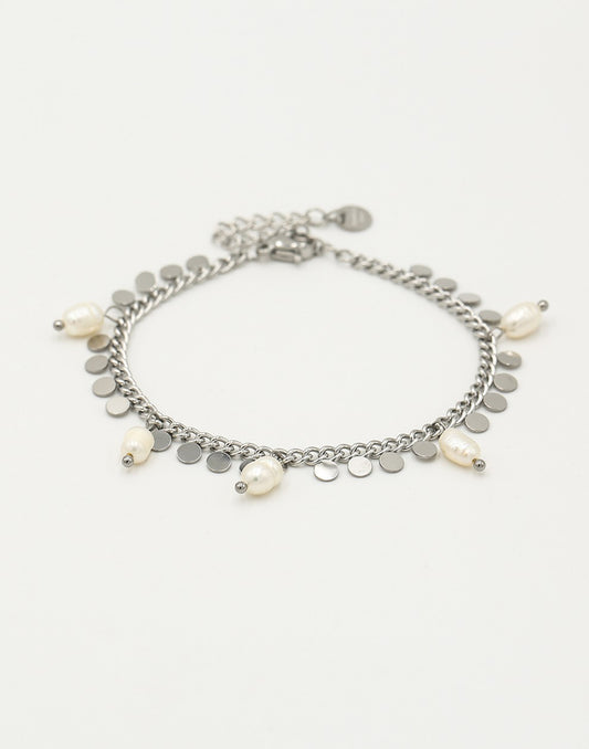 Armband met zilverkleurigen muntjes en parels