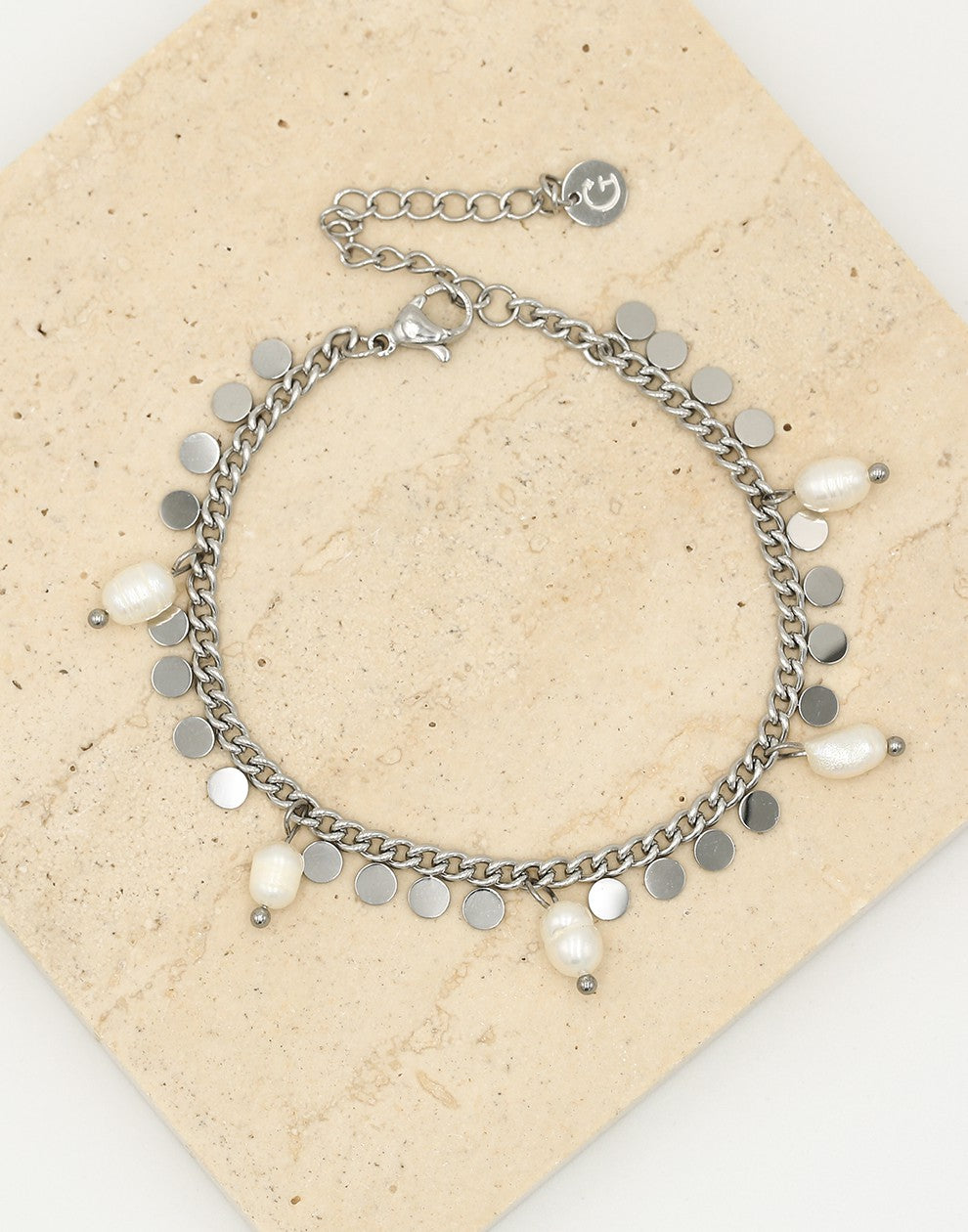 Armband met zilverkleurigen muntjes en parels