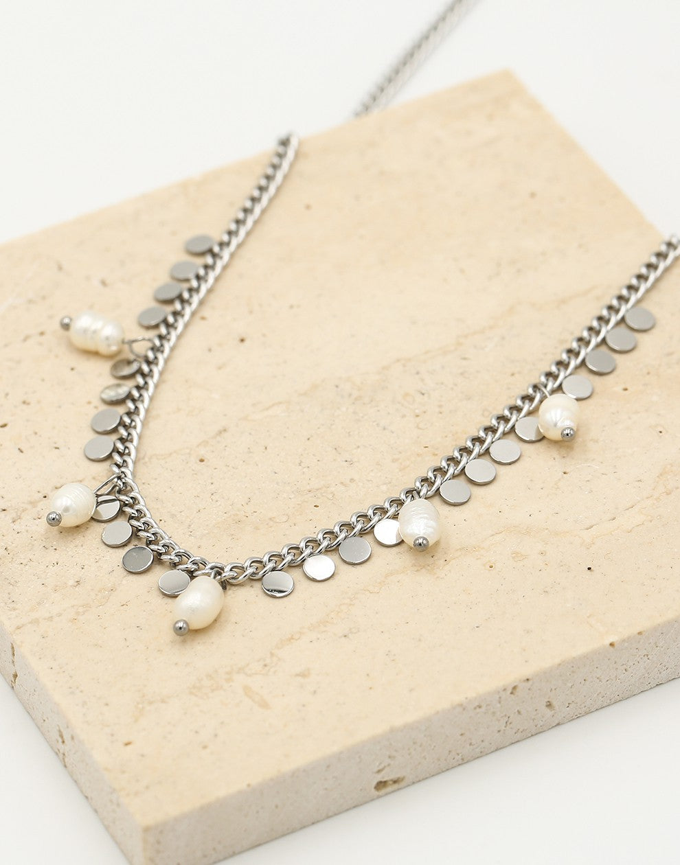 Schakelketting met zilverkleurigen muntjes en parels