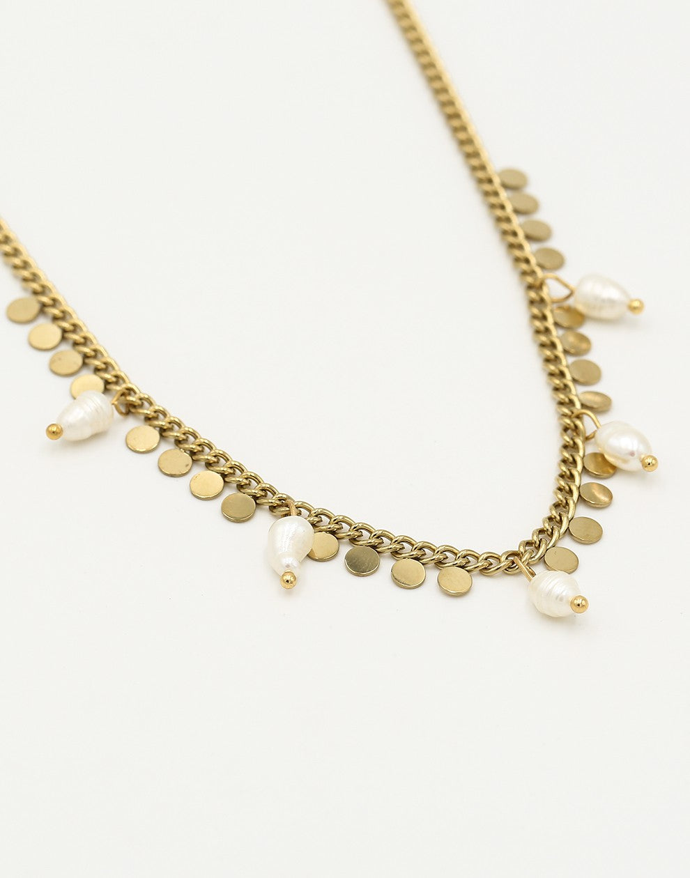 Schakelketting met goudkleurigen muntjes en parels