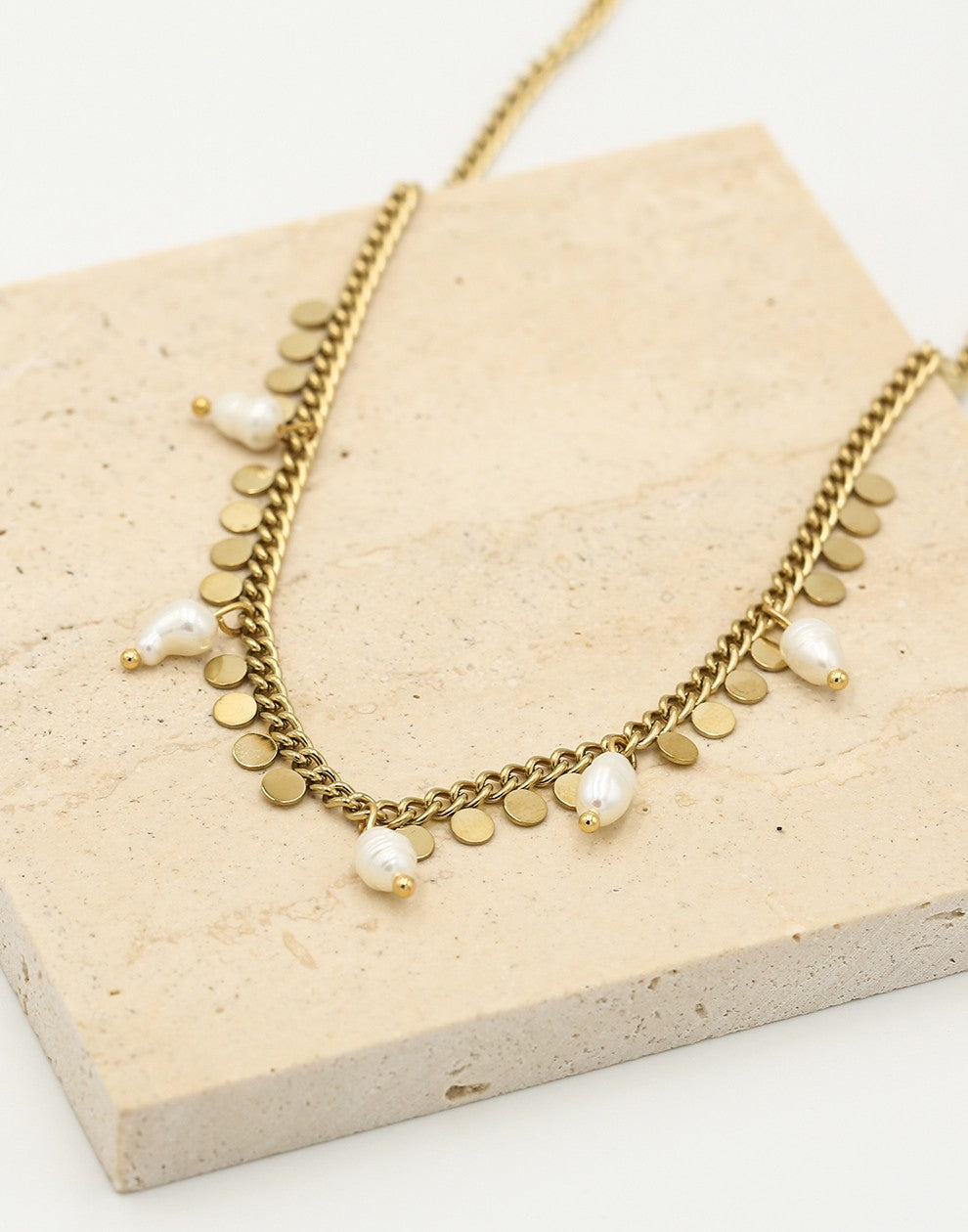 Schakelketting met goudkleurigen muntjes en parels