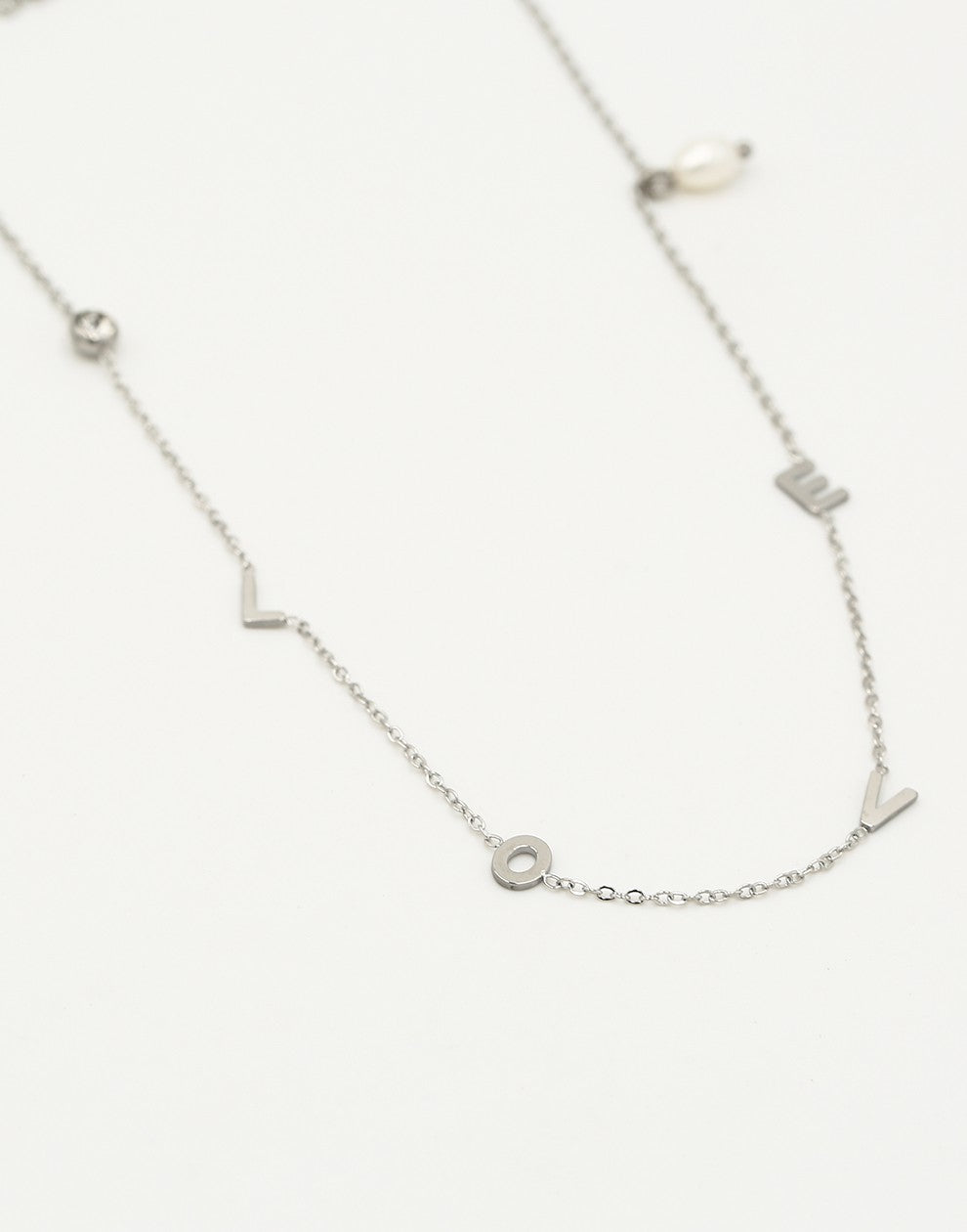 Ketting love met steentje en zoetwater parel zilverkleurig