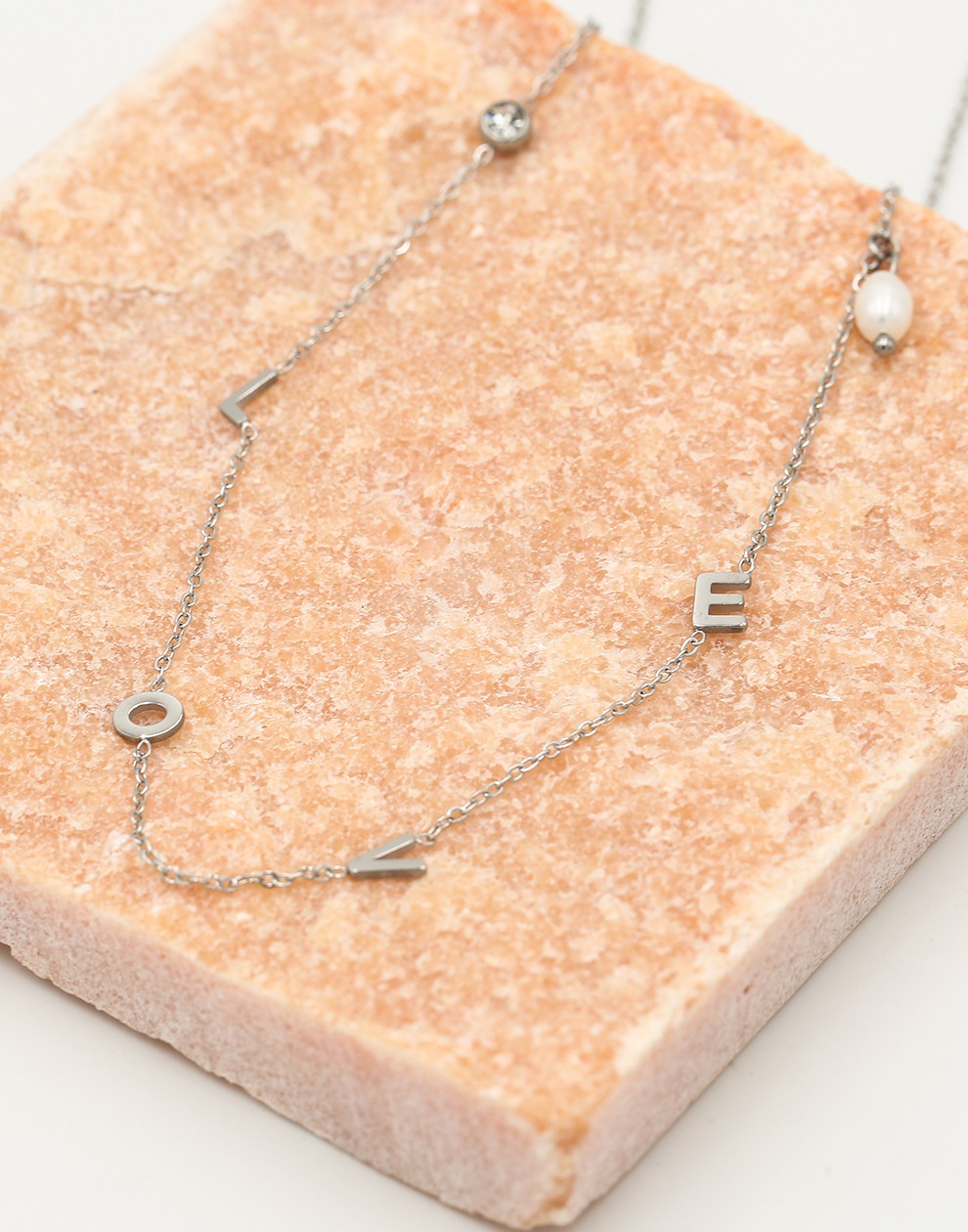 Ketting love met steentje en zoetwater parel zilverkleurig