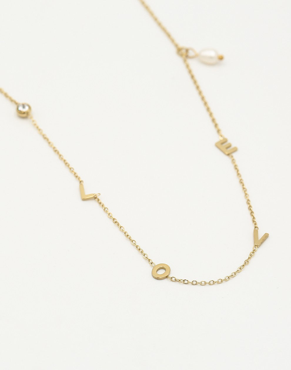 Ketting love met steentje en zoetwater parel goudkleurig
