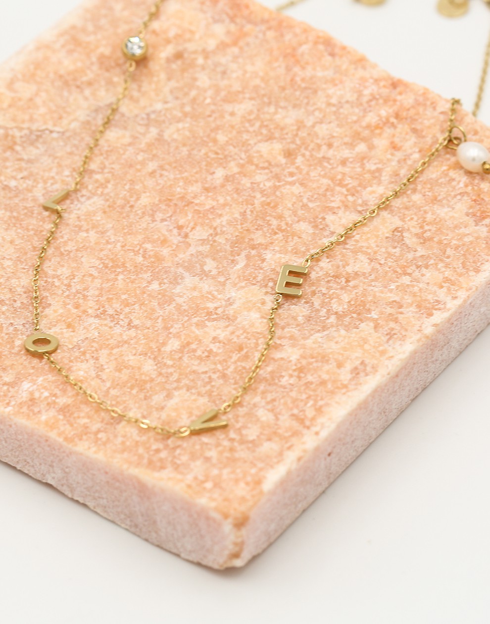 Ketting love met steentje en zoetwater parel goudkleurig