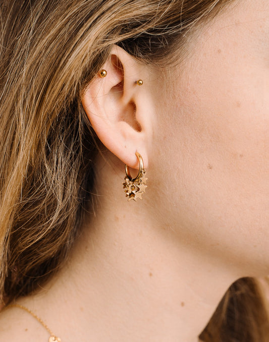 Earrings with 6 gold-colored stars