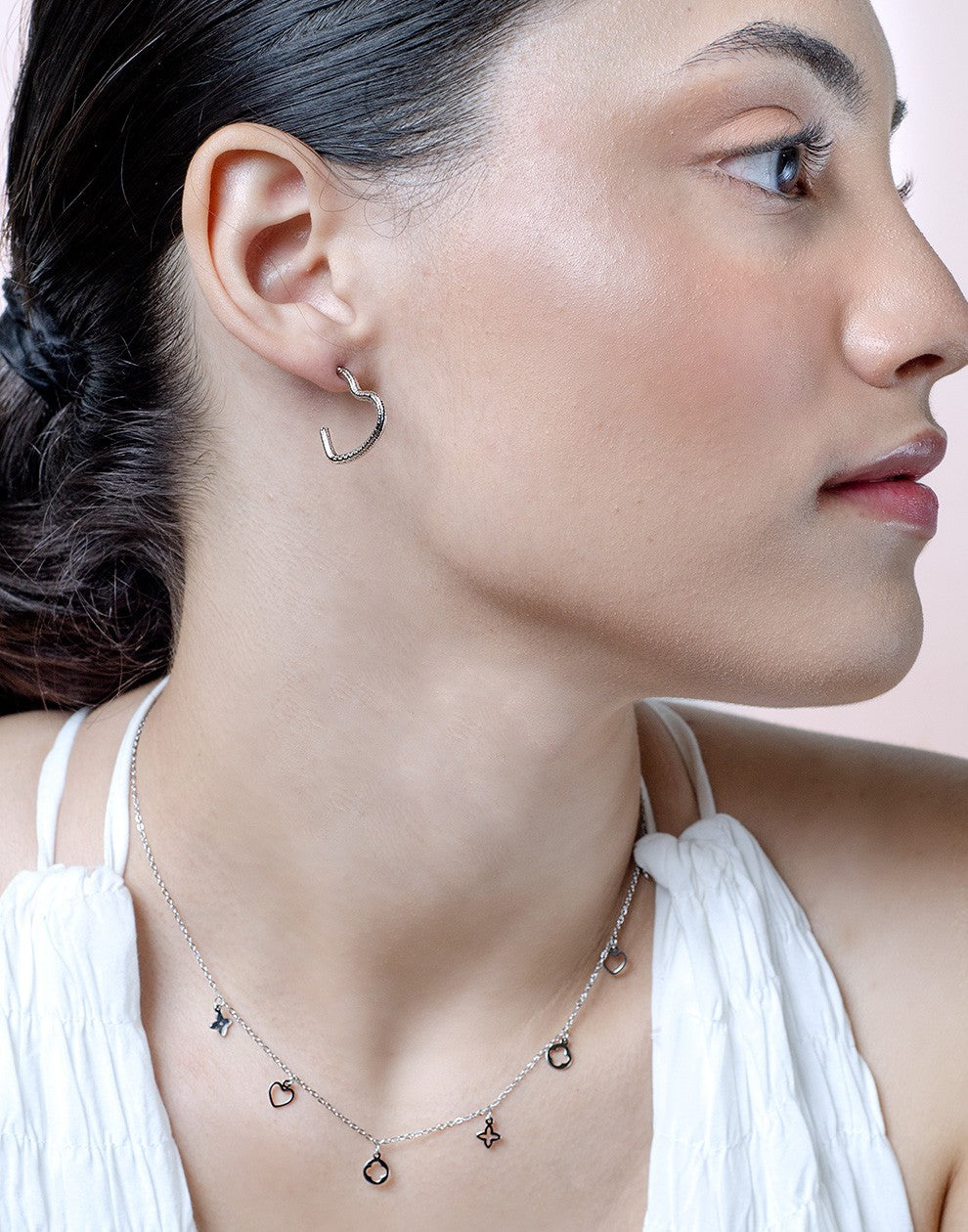 ketting hangende symbolen zilverkleurig