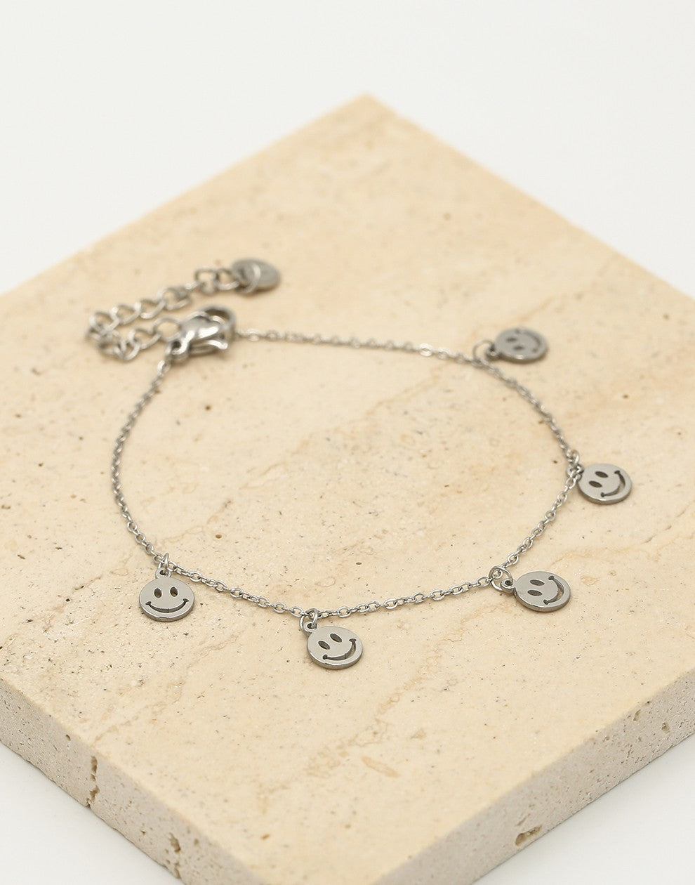 Fijne armband met 5 smiley hangers zilverkleurig