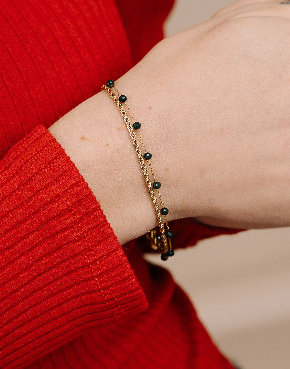 Dubbele armband zwarte kraal goudkleurig