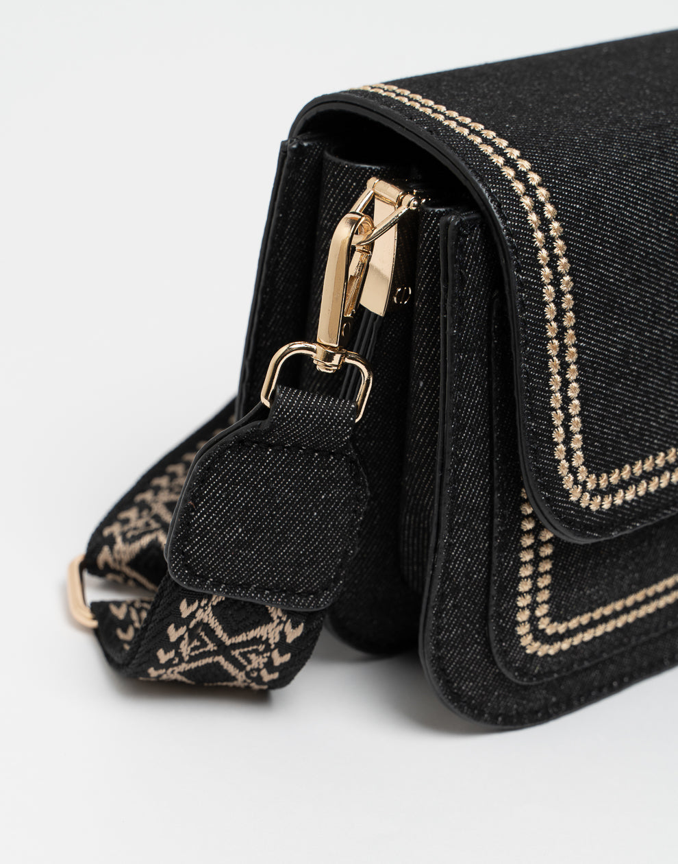 Crossbody tas met bewerkte strap zwart