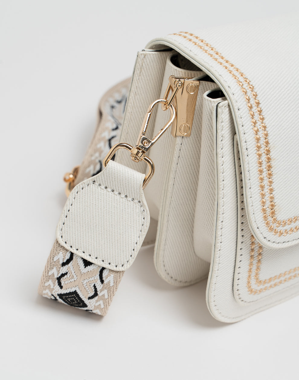 Crossbody tas met bewerkte strap wit
