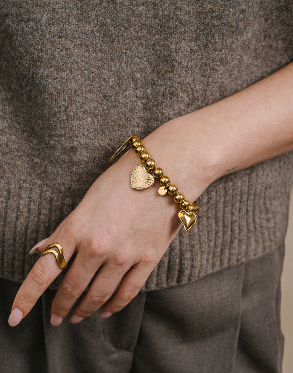 Perlenarmband mit Herzanhängern