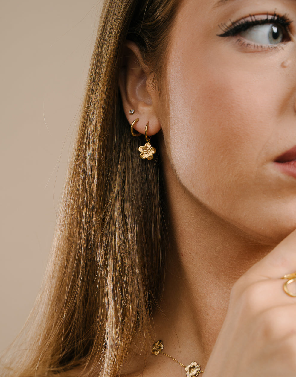 Goldfarbene Blumenohrringe