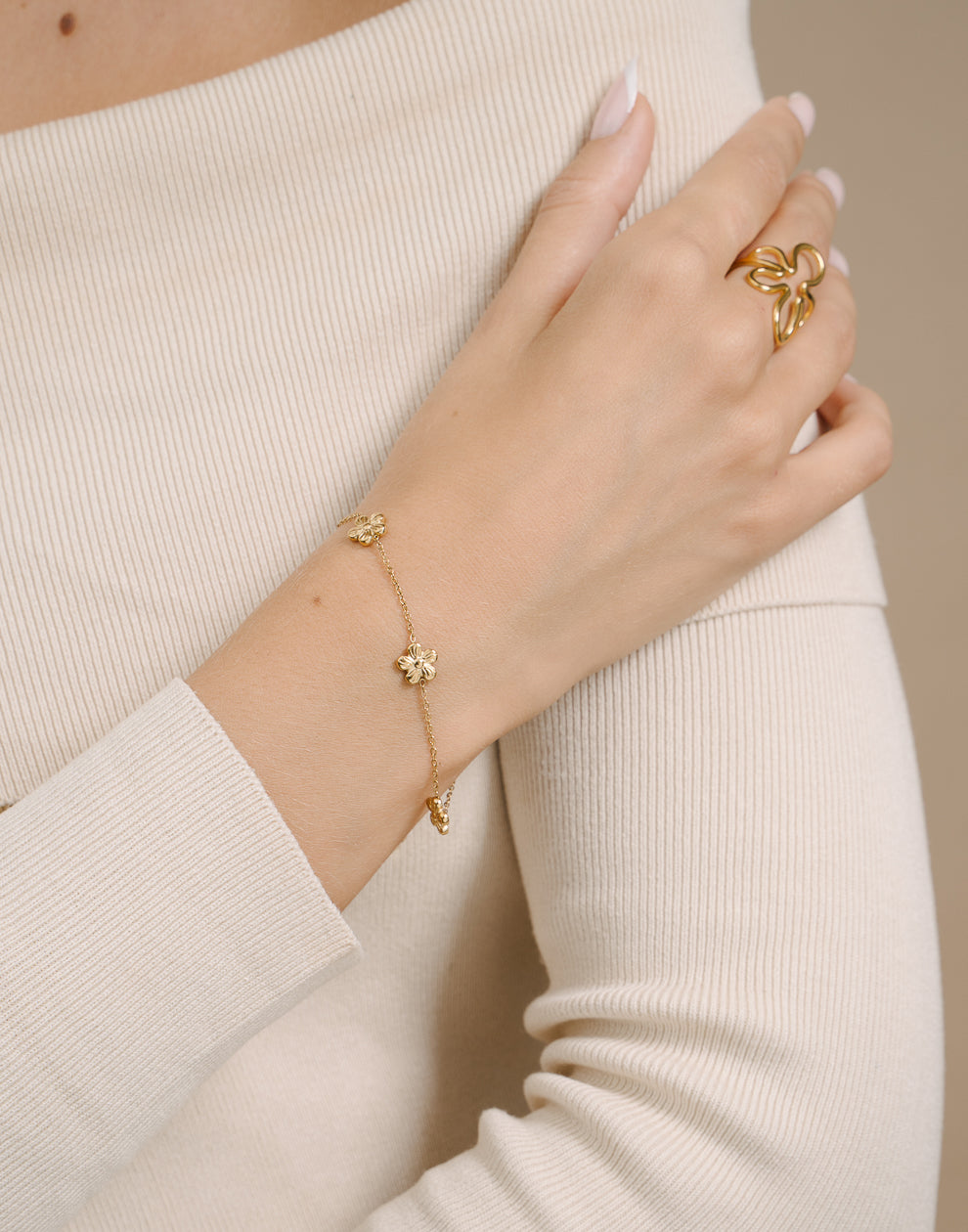 Armband kleine bloemetjes goudkleurig