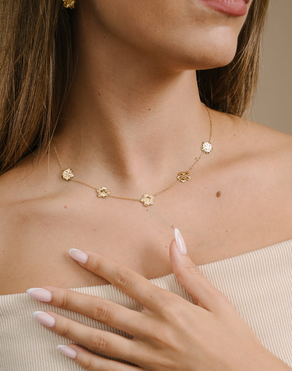 Halskette mit kleinen goldfarbenen Blüten