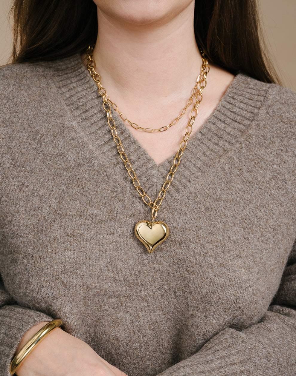 Lange Gliederkette mit großem, goldfarbenem Herzanhänger