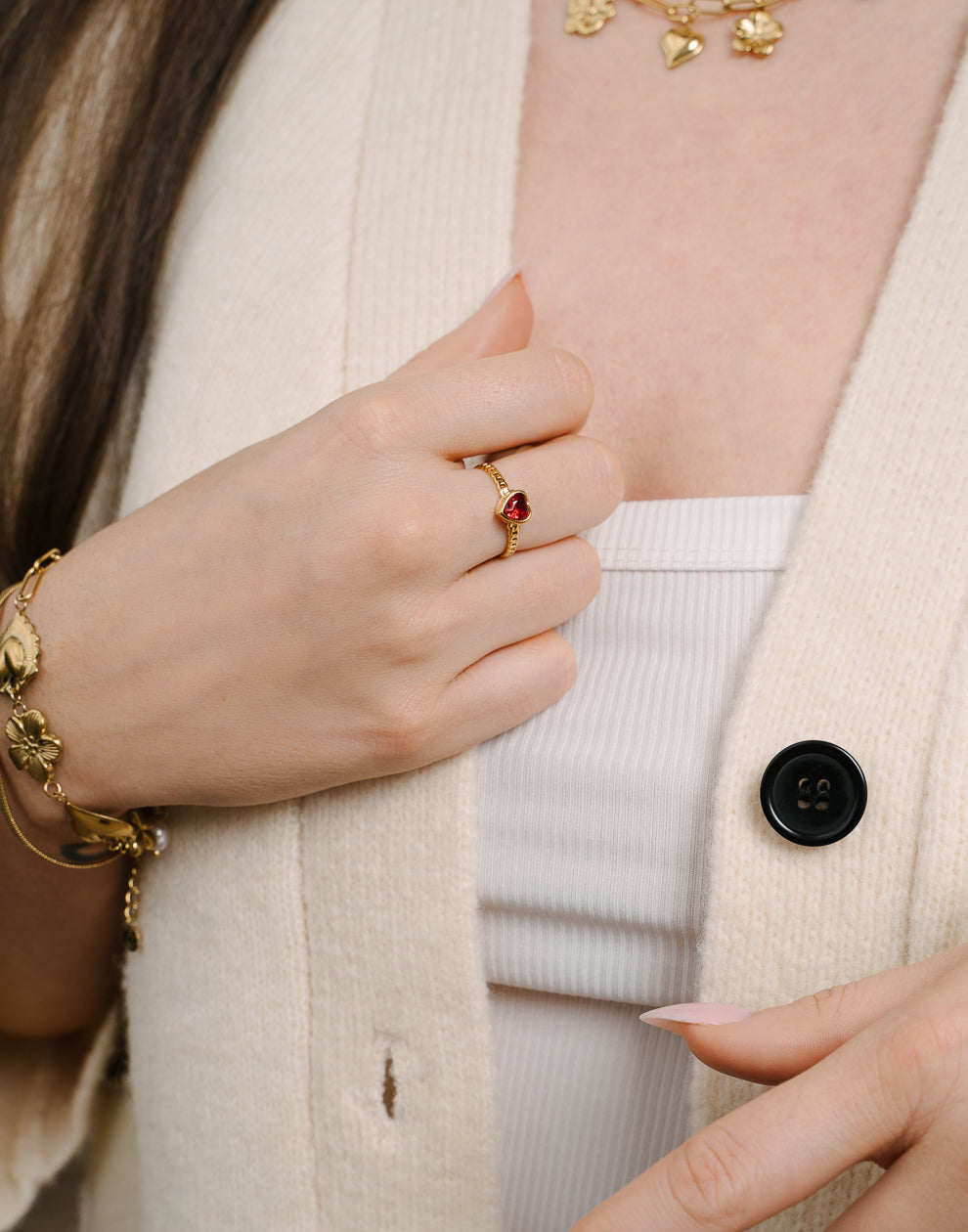 Herzförmiger Ring mit rotgoldfarbenem Stein