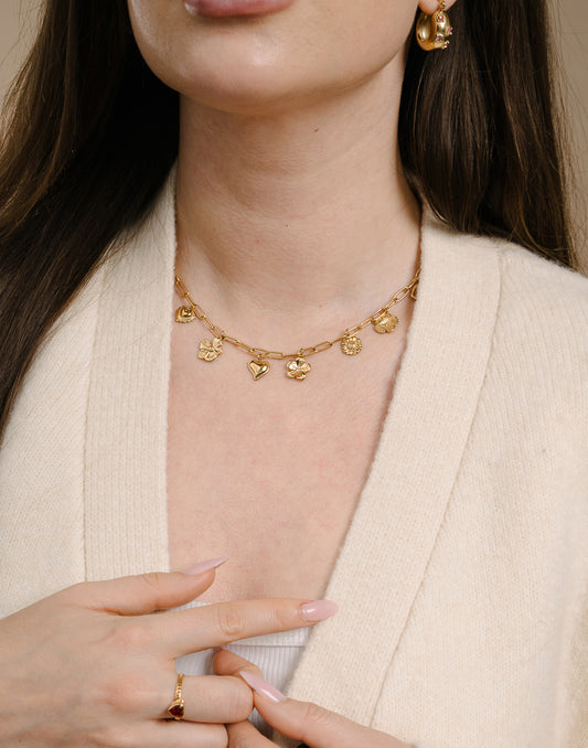 Goldfarbene Gliederkette mit Blumen- und Herzanhängern