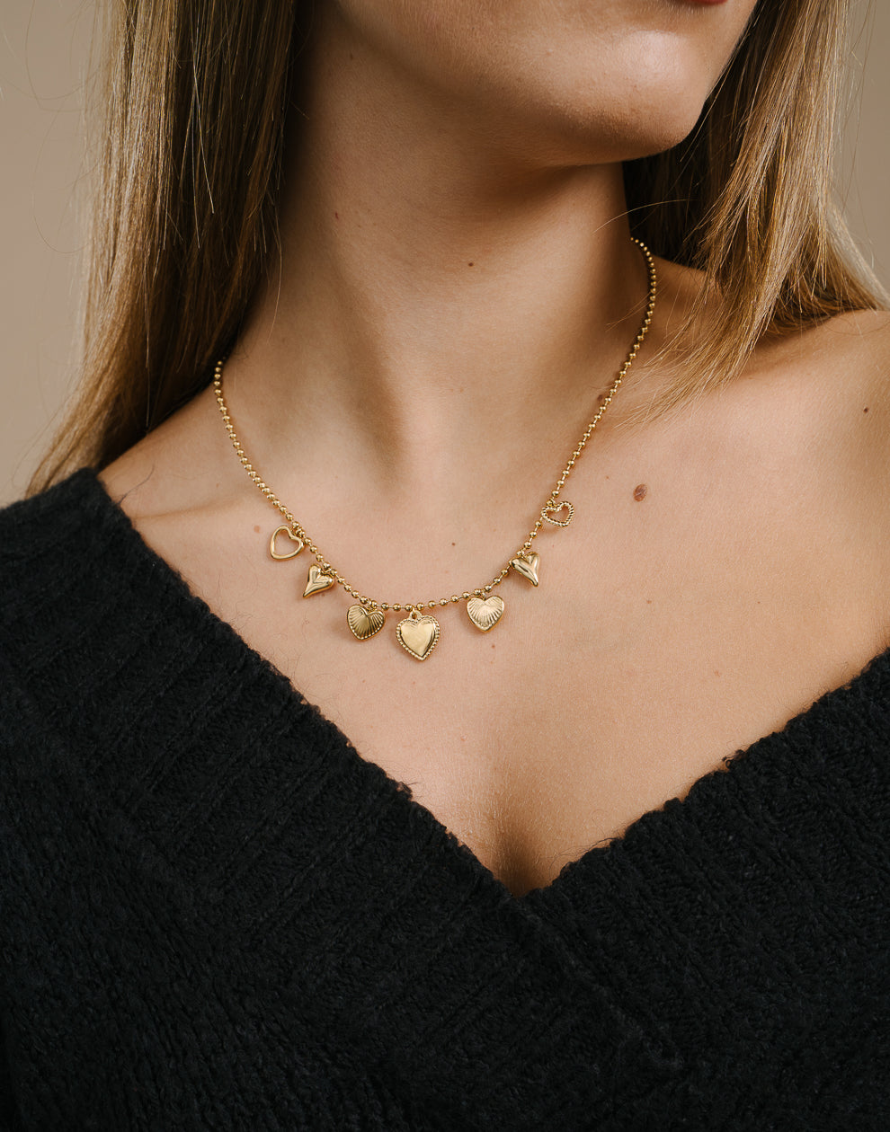 Charm-Halskette mit verschiedenen goldfarbenen Herzen