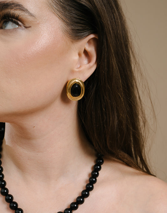 Statement-Ohrstecker mit ovalem schwarzem Stein, goldfarben