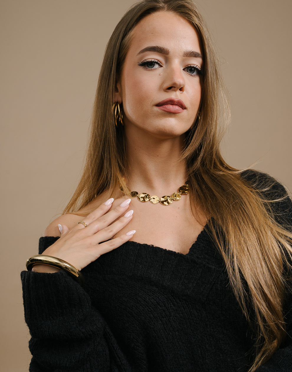 Halskette mit geprägten goldfarbenen Münzen