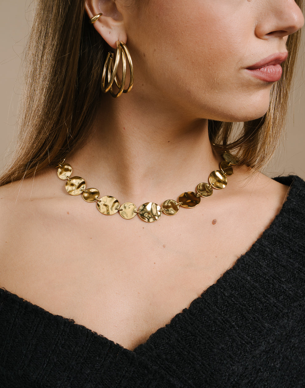 Halskette mit geprägten goldfarbenen Münzen