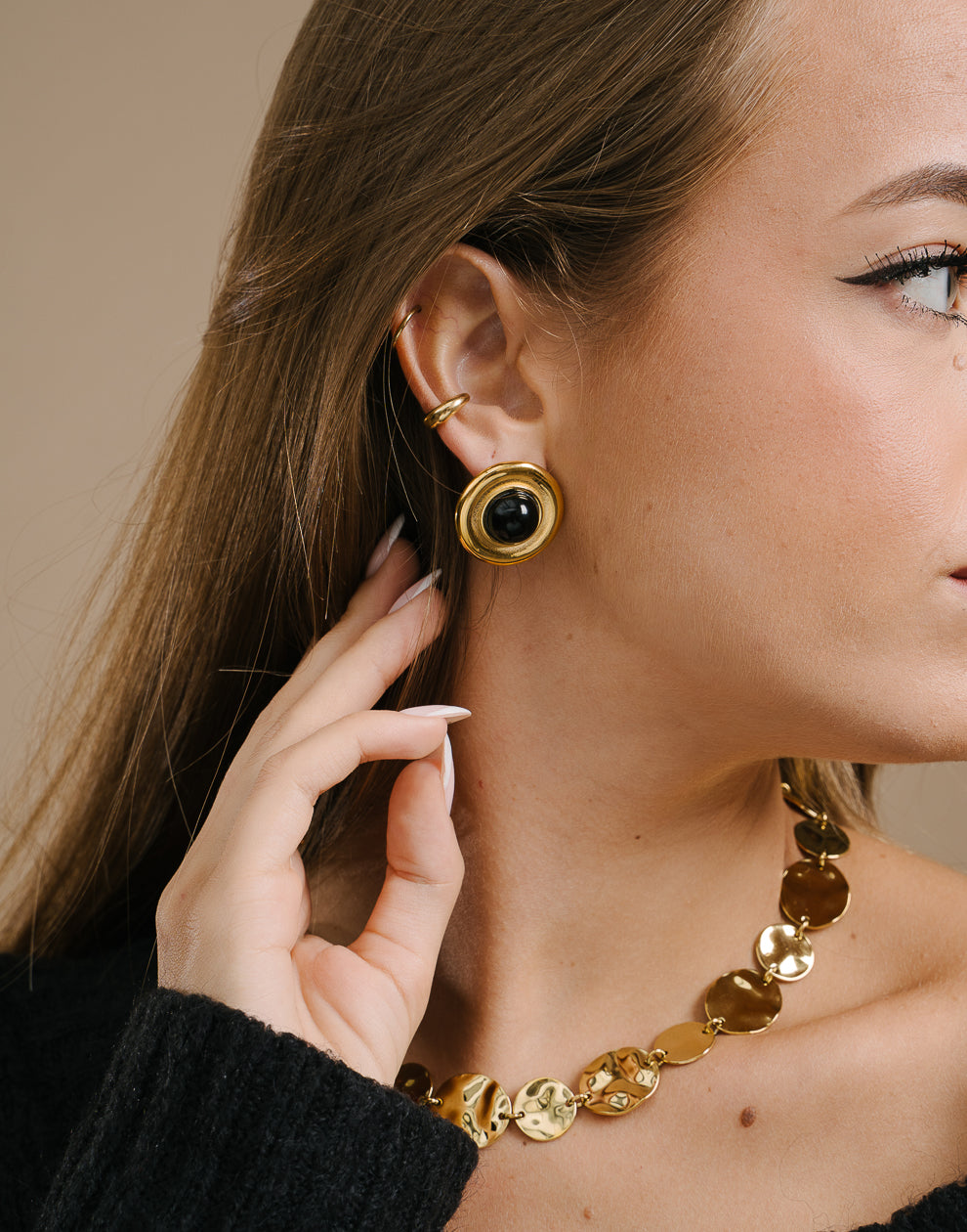 Statement-Ohrstecker im Vintage-Stil mit schwarzem Stein und goldfarbenem Farbton