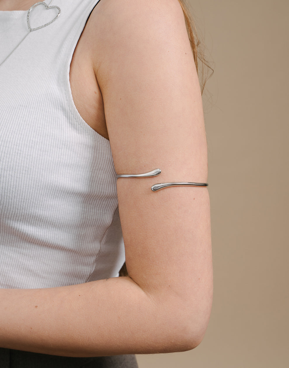 Feiner Armreif in Tropfenform, silberfarben