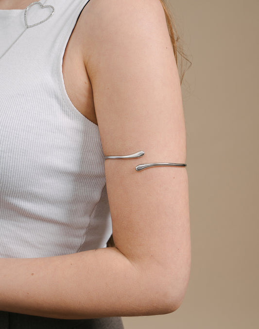 Feiner Armreif in Tropfenform, silberfarben