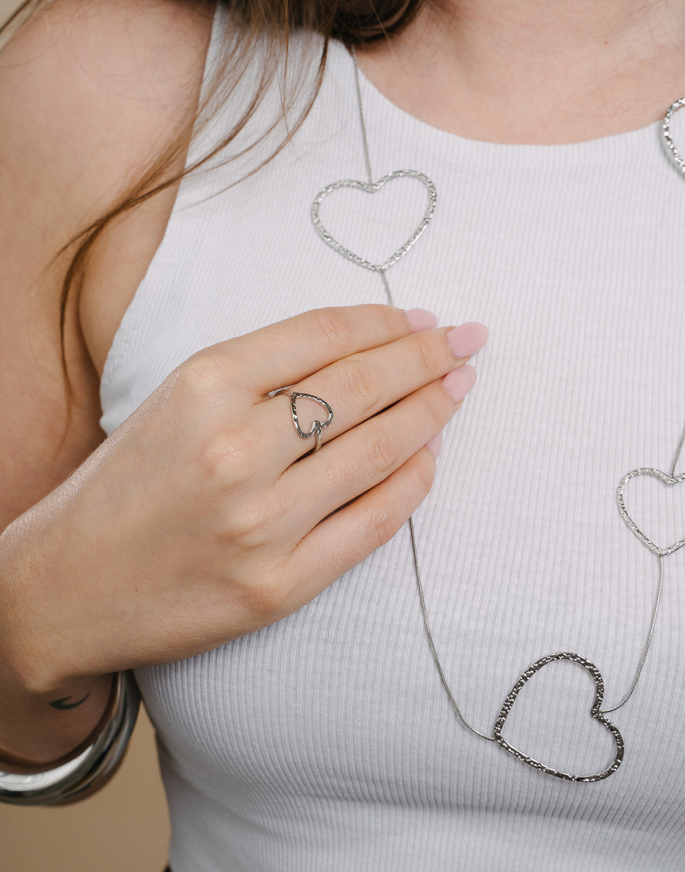 Ring mit silberfarbenem, offenem Herz