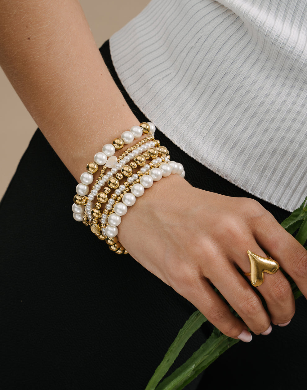 Statement-Armband mit goldfarbenen Kugeln