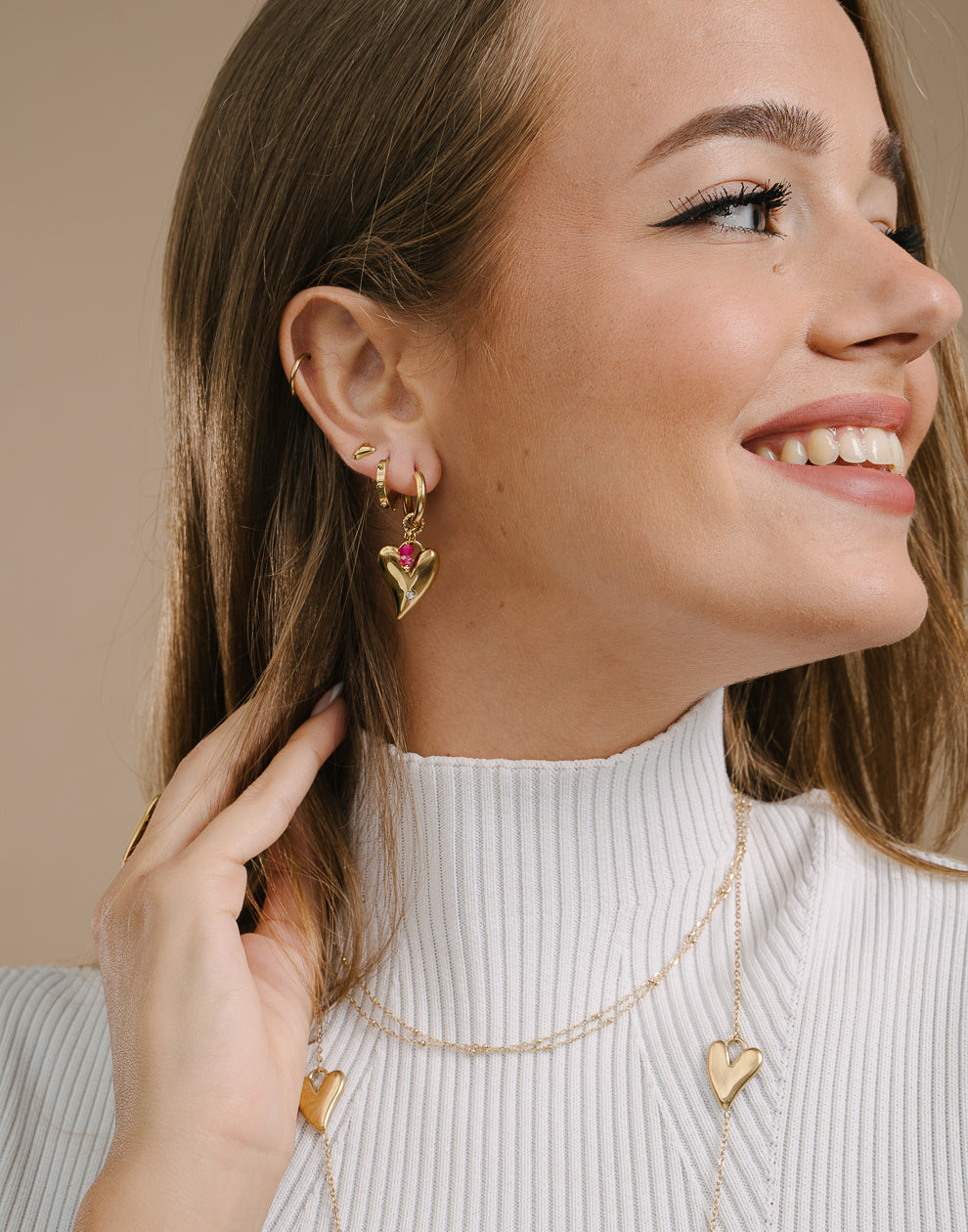 Herzförmige Creolen mit goldfarbenen Perlen