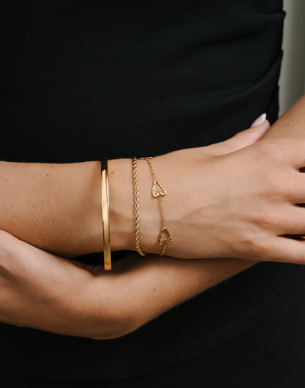 Armband mit drei goldfarbenen Herzen