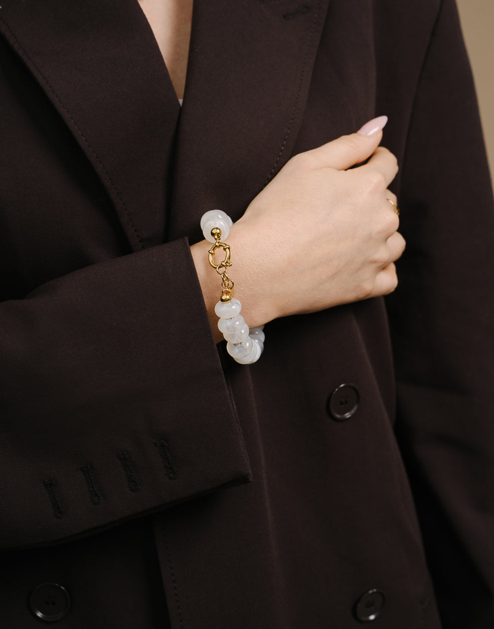 Ovales Perlenarmband mit beigefarbenem Verschluss