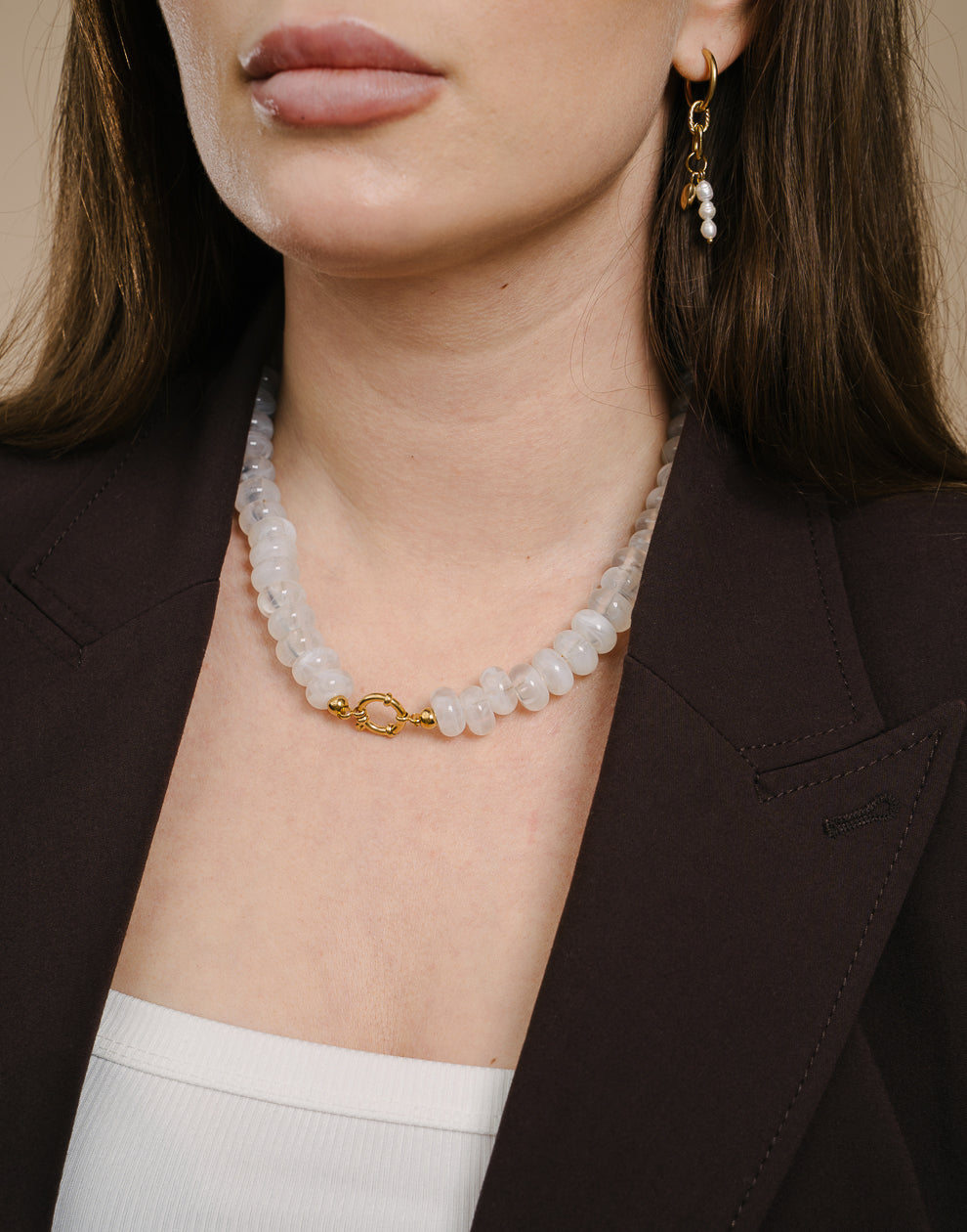 Ovale Perlenkette mit beigefarbenem Verschluss