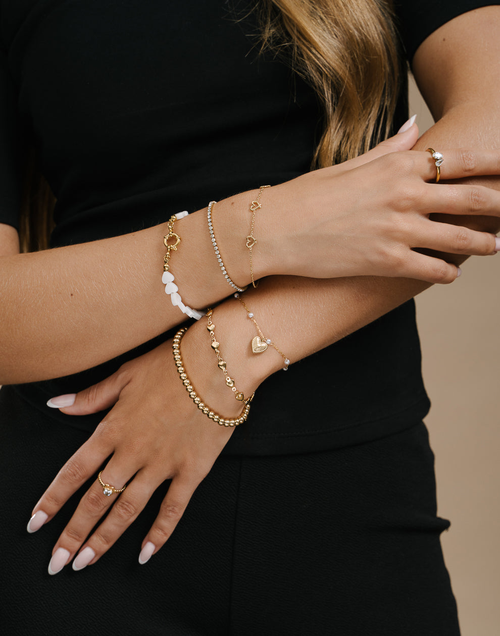 Perlenarmband mit goldfarbenem Herz