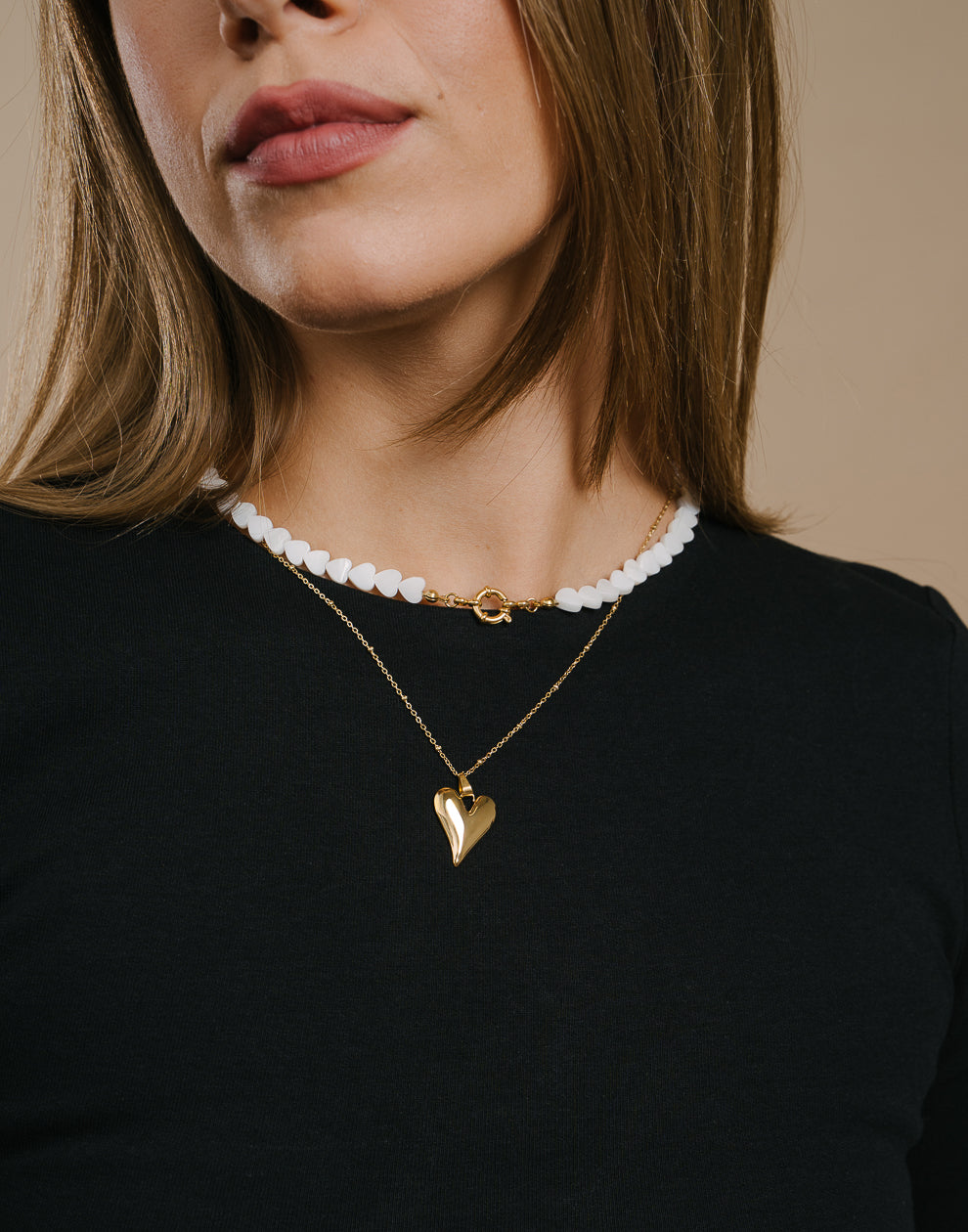 Weiße Perlenkette mit Herzen