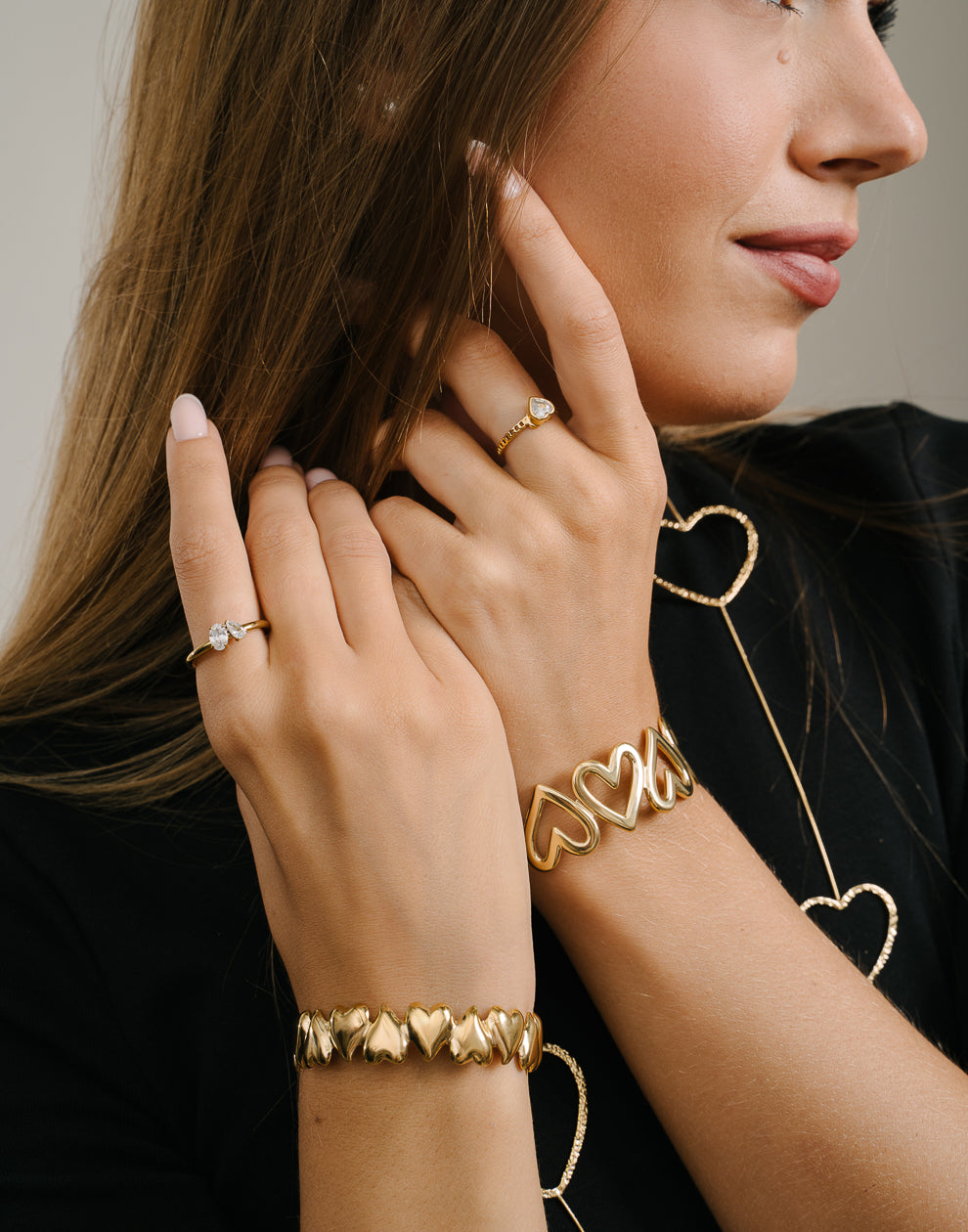 Armreif mit goldfarbenen Herzen