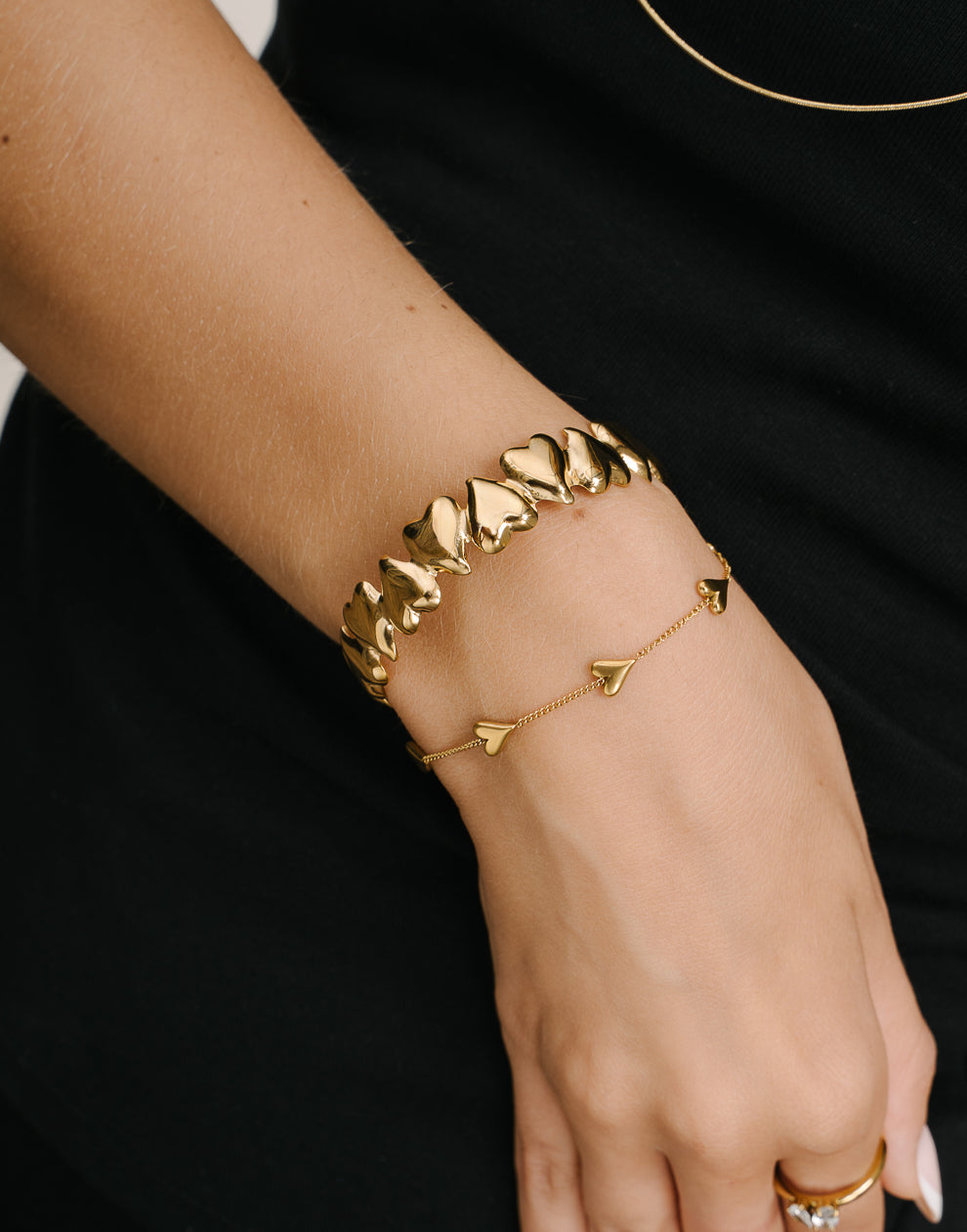 Armreif mit Herzmuster, goldfarben