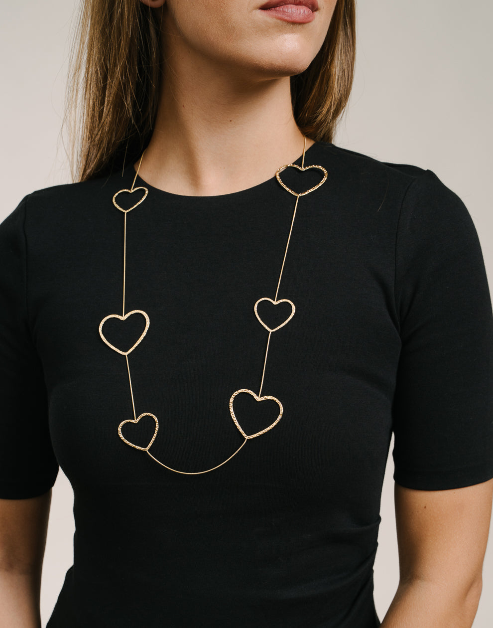 lange Halskette mit großen goldfarbenen Herzen