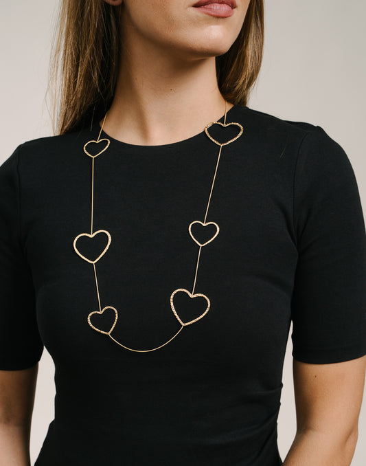 lange Halskette mit großen goldfarbenen Herzen